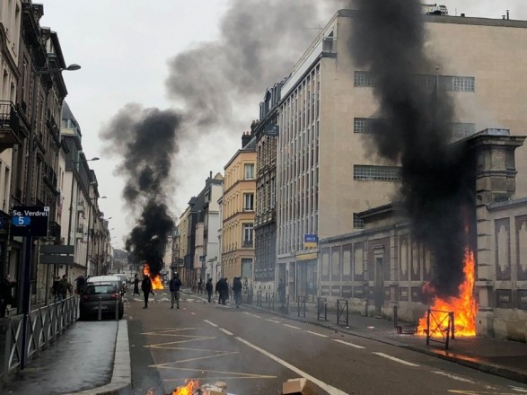 “Желтые жилеты” подожгли во Франции банк (фото, видео)