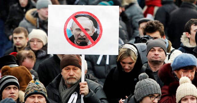 Бунт в Петербурге: развернуты украинские флаги, Путина назвали пиратом (Фото)