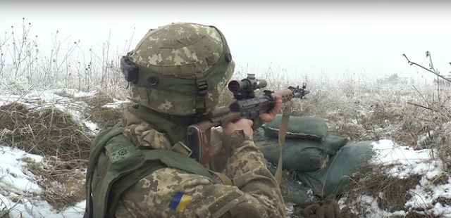 Военные 72-й бригады ВСУ привели с боевого выхода “языка” террористов РФ