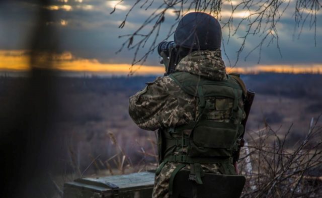 ЗСУ знайшли новий спосіб «полювання на ворога» на Донбасі: «Пташка залітає точно в окоп», вражаючі кадри