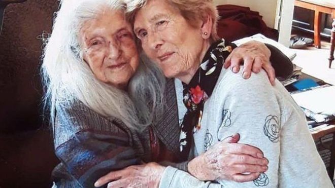 “Я просто щаслива!” 81-річна жінка вперше зустрілася з мамою