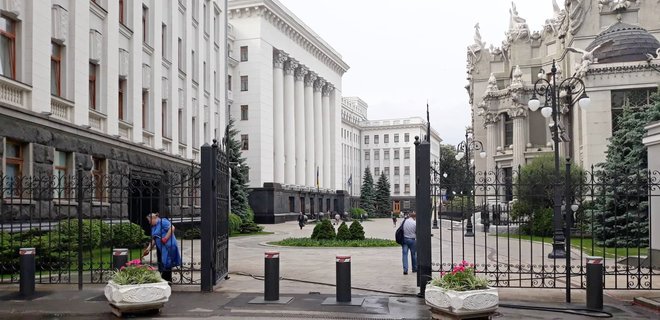Зеленский убрал посты на пути к Администрации президента: фото