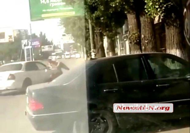 Водій оригінально припинив бійку на дорозі, збивши одного з учасників (відео)