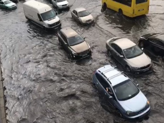 Київ поплив: У столиці сильна злива затопила вулиці (фото, відео)