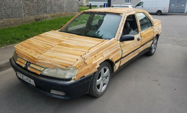 Неймовірний “тюнінг”: Білоруський водій обклеїв своє “Пежо”… дровами (фото, відео)