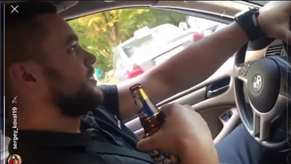 Відчуваю себе богом: в Одесі поліцейський їздив за кермом авто з пляшкою – відео