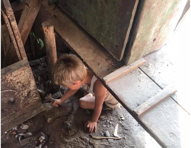 “Наче маленьке налякане звірятко”: у селі на Франківщині знайшли дитину-мауглі (фото)