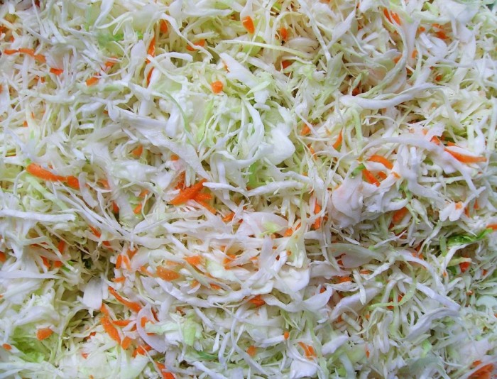 Смачний салат із капусти на кожен день. Простішого рецепту не вигадаєш