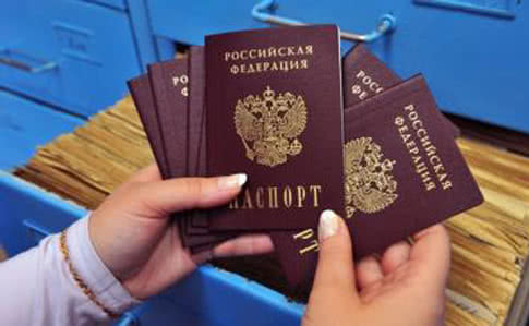 РФ готується “грутновно захищати” права “завербованих” у громадянство громадян