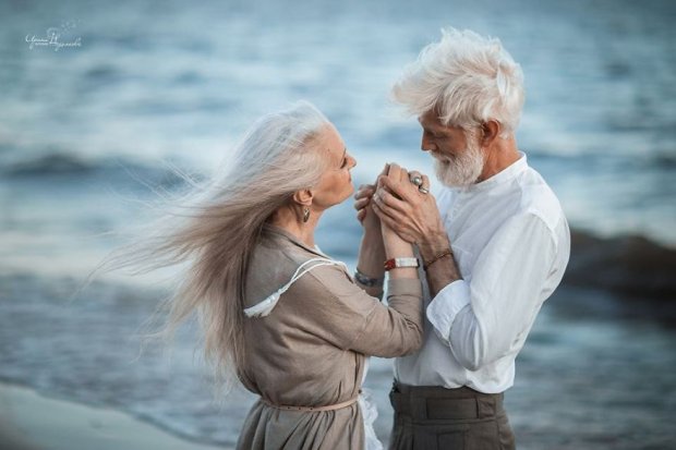 Неймовірно романтична фотосесія літньої пари: зворушливі фото