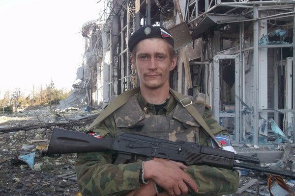 Знайомтесь – це вояка “Вампір”, його родіна відправила на Донбас, тепер він жебракує. (Відео)