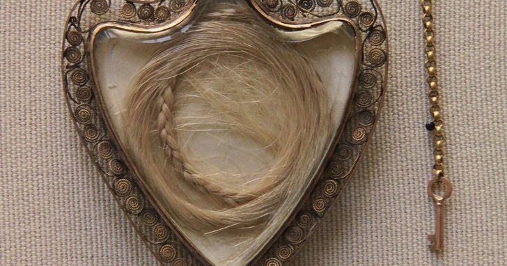 Драматична історія медальйона з пасмом волосся королеви Марії-Антуанетти