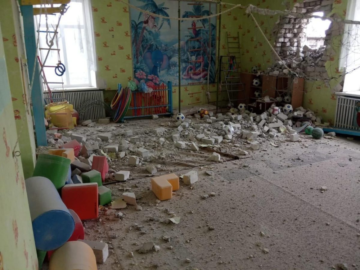 Боевики обстреляли Станицу Луганскую, снаряд попал в детский сад