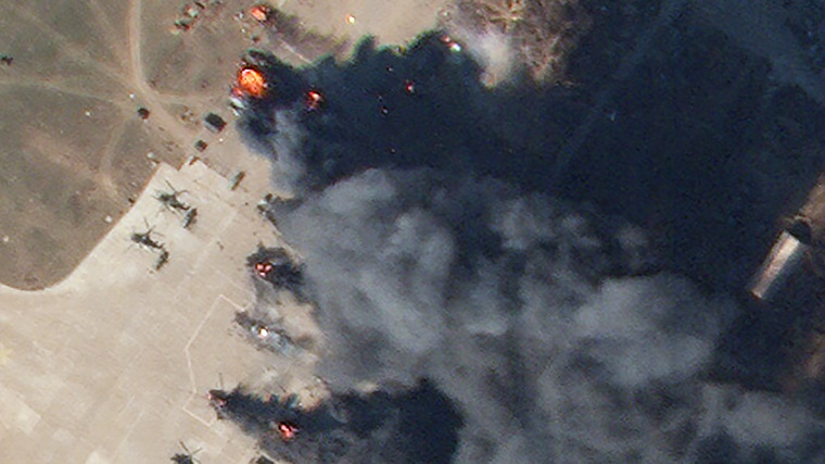 В мережі опублікували супутникові знімки, як ЗСУ рознесли гелікоптери і техніку біля херсона