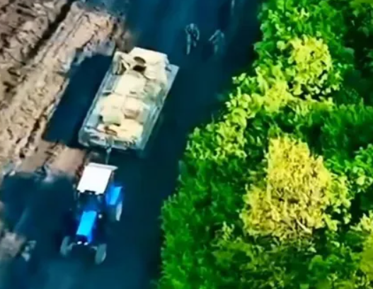 На це можна дивитися вічно: в мережі показали відео, як український трактор знову буксирую техніку окупантів.