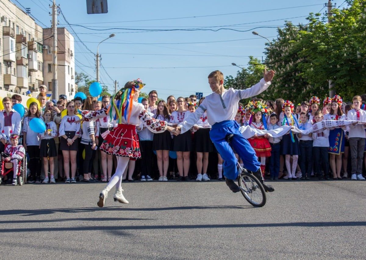 Неможливо дивитися без сліз: Маріуполь, День вишиванки у мирному українському місті…