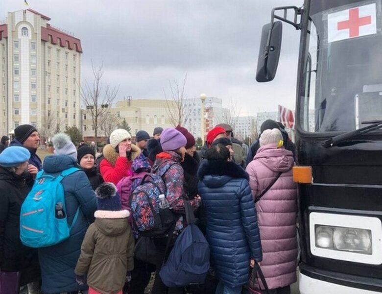 Це тих, яких за словами Лаврова там не було?: З Маріуполя увакуювали ще 500 цивільних.