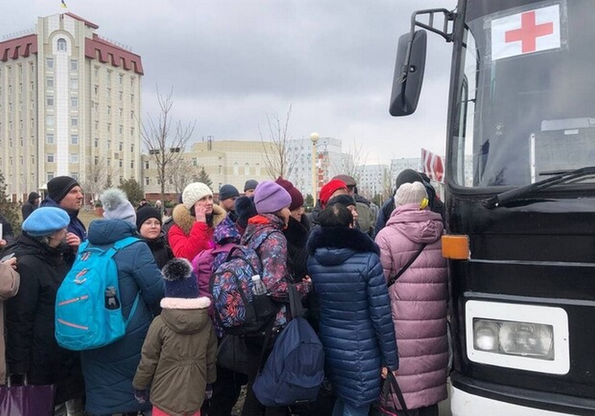 Це тих, яких за словами Лаврова там не було?: З Маріуполя увакуювали ще 500 цивільних.