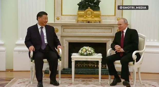 Приїхав справжній лідер: Путін сьогодні танцював як сором’язлива дівчинка перед президентом Китаю