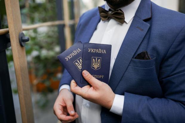 Зеленський вже підписав закон: В Україні запроваджують іспити для отримання громадянства