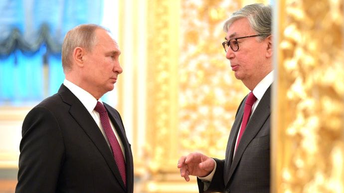 Путін благав президента Казахстану про допомогу. Токаєв застосував дипломатію трьох букв