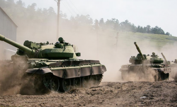 РФ везе на фронт все більше старих танків – росіянам перогнозують “глибоку кризу”