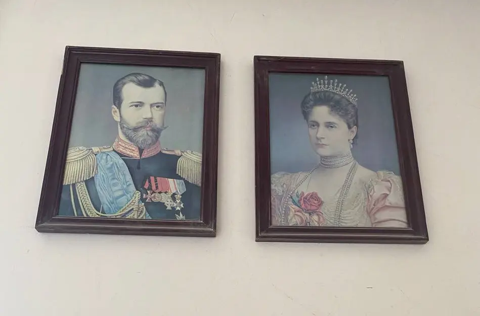 Цирк Шапіто відпочиває: Мінкульт знайшов у Лаврі портрети російських імператорів